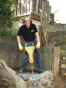 Selbst mit nem 27 kg Abbruchhammer braucht es immer noch zig Tage um Komposter und 2m Mauer zu entfernen ....